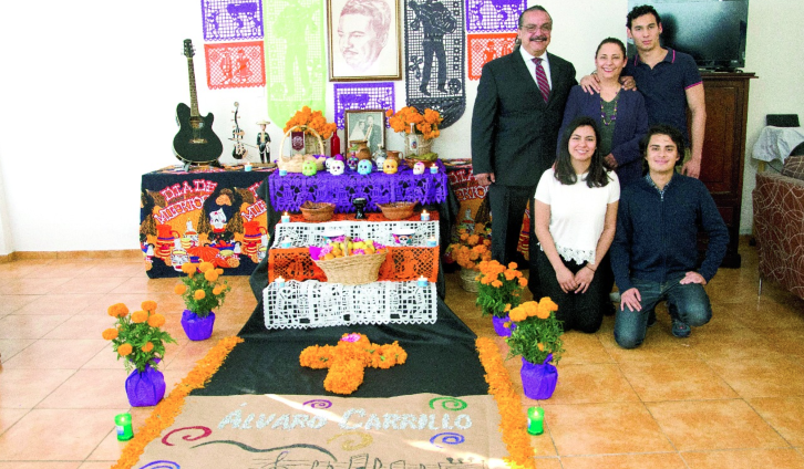 ¡Día de muertos! Con ofrendas recuerdan a los famosos ...