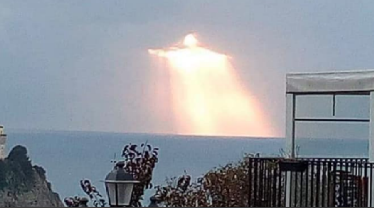 Captan misteriosa silueta de Jesús entre las nubes de Italia ...