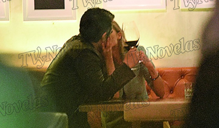 CUPIDO LE ATINÓ. Durante la cena, Adrián y Thuany estuvieron muy cariñosos, juntitos y besándose. Foto: CHKLAN/Arturo Gallegos