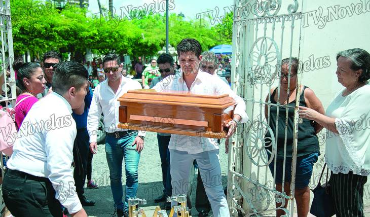 DIFÍCIL MOMENTO. El actor cargó el ataúd de su pequeño hasta el atrio de la iglesia. Foto: Jorge Soltero