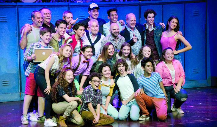EN ESCENA. Recibieron un homenaje, y al final subieron conmovidos al escenario para tomarse la foto del recuerdo con los integrantes de la obra de teatro. Foto: Javier Arellano