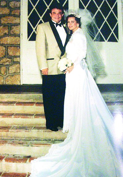 SU ÁNGEL. A tan sólo un año cuatro meses de conocerla, José José se casó con Sara Salazar, le confió las riendas de su carrera y hasta decisiones personales. Foto: Archivo TVyNovelas