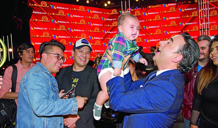 LE INYECTÓ TURBO. El conductor es un papá muy cariñoso, y en cada corte aprovechaba para llenarlo de apapachos. Foto: Javier Arellano