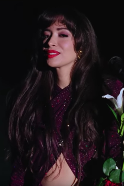 Cristian Serratos como Selena Quintanilla. Foto: Captura de pantalla