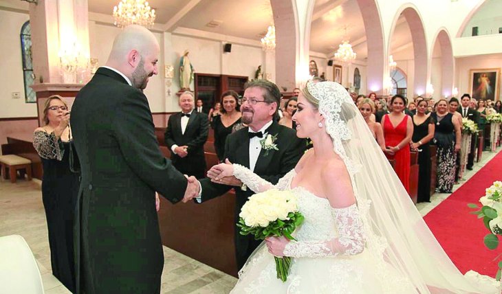 PACTO DE CABALLEROS. Don Armando León, padre de la novia, la entregó en el altar de la Catedral de Mexicali. Su yerno, José Alberto, le prometió hacerla muy feliz. Foto: Cortesía