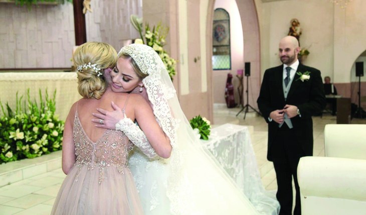 AMOR DE MADRE. Doña Rosa María Borges, mamá de la conductora, le deseó toda la felicidad del mundo en esta nueva etapa de su vida. La ceremonia civil tuvo lugar horas antes. Foto: Cortesía
