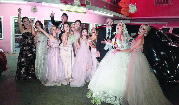 ¿PRÓXIMA BODA? Melissa aventó tres ramos, uno de ellos fue atrapado por su hermana Melinna. Foto: Cortesía