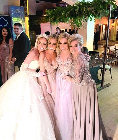 JUNTAS POR SIEMPRE. La novia eternizó en esta imagen la unidad que mantiene con sus hermanas y mamá. Foto: Cortesía
