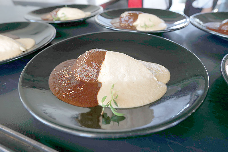 Pollo con mole blanco y mixteco | Foto: José Luis Ramos