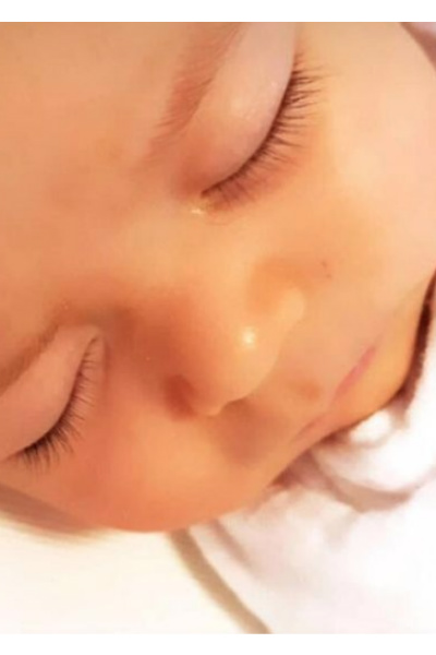 Kira, hija de Claudia Álvarez y Billy Rovzar. Foto: Instagram
