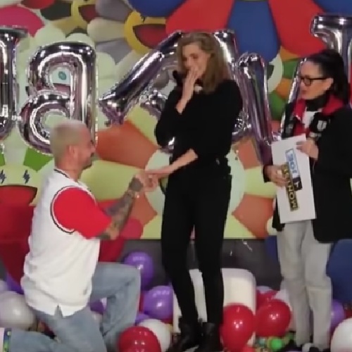 J Balvin y Montserrat Oliver. Foto: YouTube