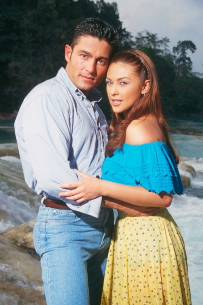 Aracely Arámbula y Fernando Colunga (Abrázame muy fuerte) Foto: Archivo TVyNovelas