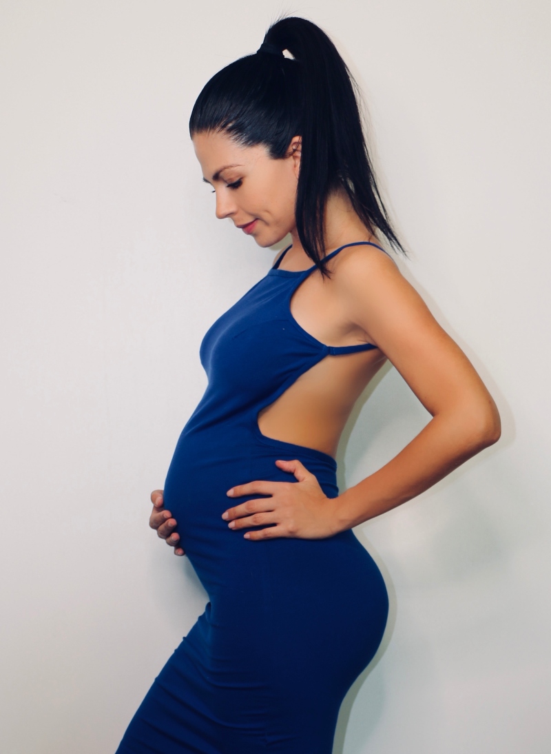 África Zavala lista para convertirse en mamá en casa