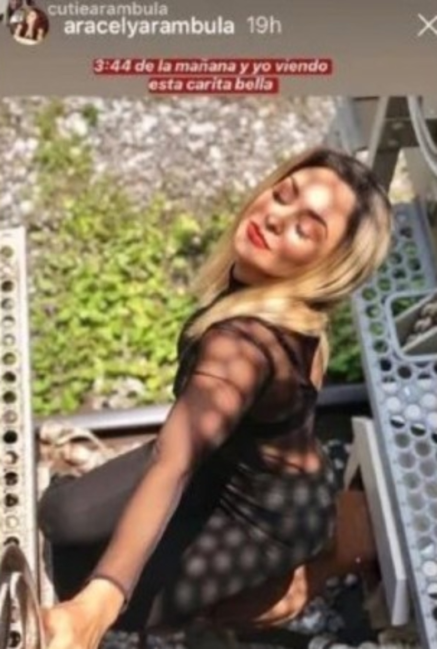 De negro y entallada, Aracely Arámbula causa sensación