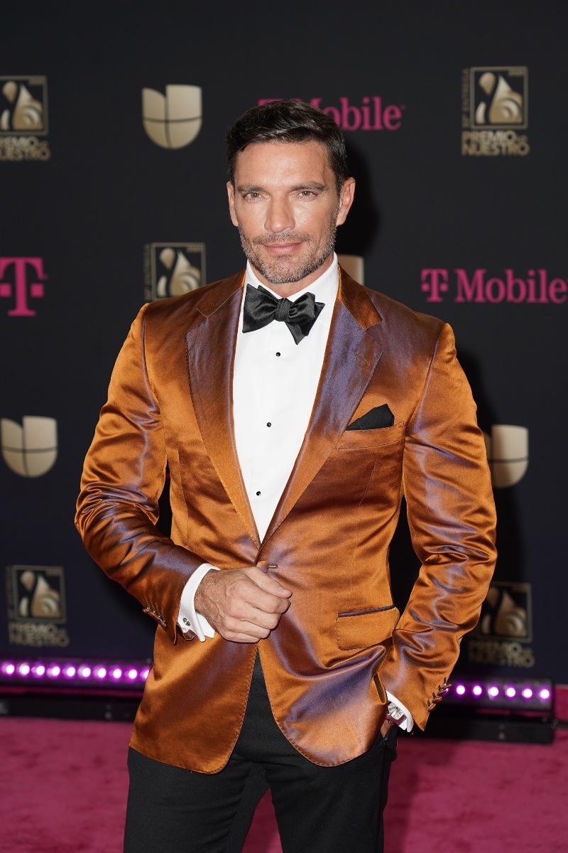 Mhoni Vidente asegura que Julián Gil se declarará bisexual