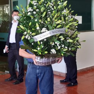 Celebridades y organizaciones han enviado arreglos florales. Foto: Fernando Martínez