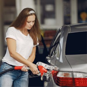 Mujer despachando gasolina