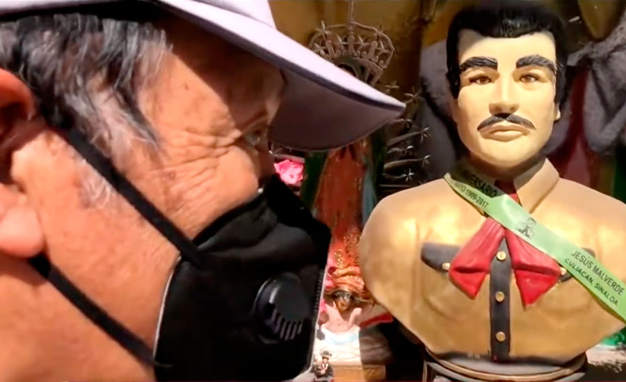 Un fiel de Malverde reza por Emma Coronel