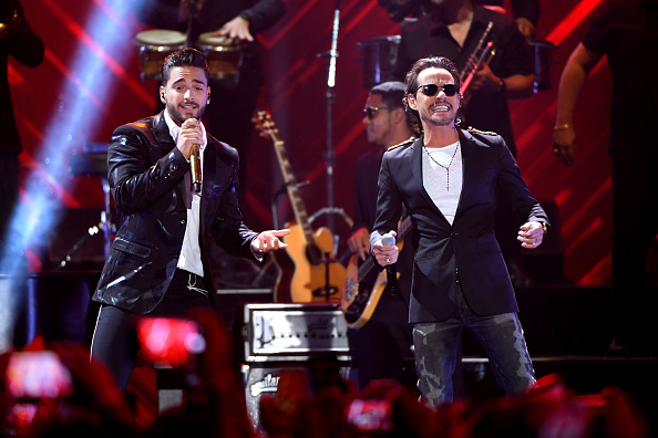 Maluma besa a Marc Anthony