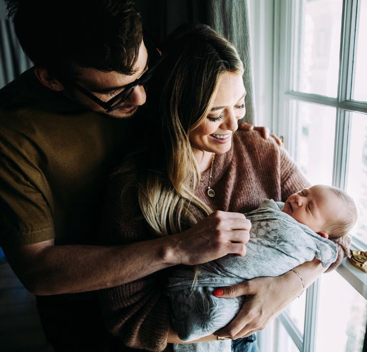 Hilary Duff presume a su bebé recién nacida