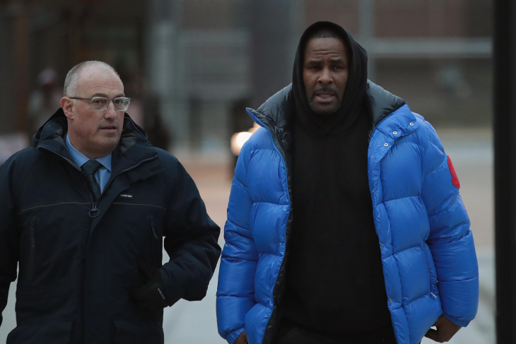 R. Kelly ese declara no culpable de abuso y paga fianza para salir libre