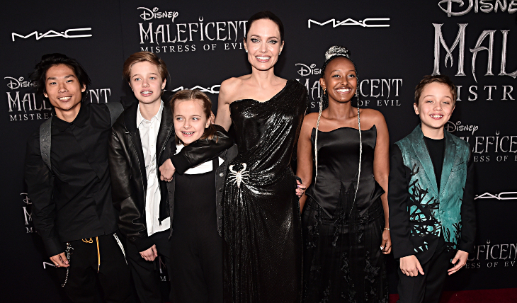Angelina Jolie con sus hijos Pax, John, Vivienne, Zahara y Knox. Foto: Getty Images