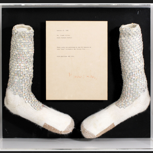 Subasta de calcetines y carta firmada por Michael Jackson. Foto: www.gottahaverockandroll.com/