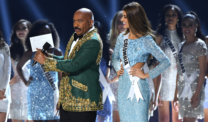 Steve Harvey y Miss Colombia, Gabriela Tafur. Foto: Getty Images